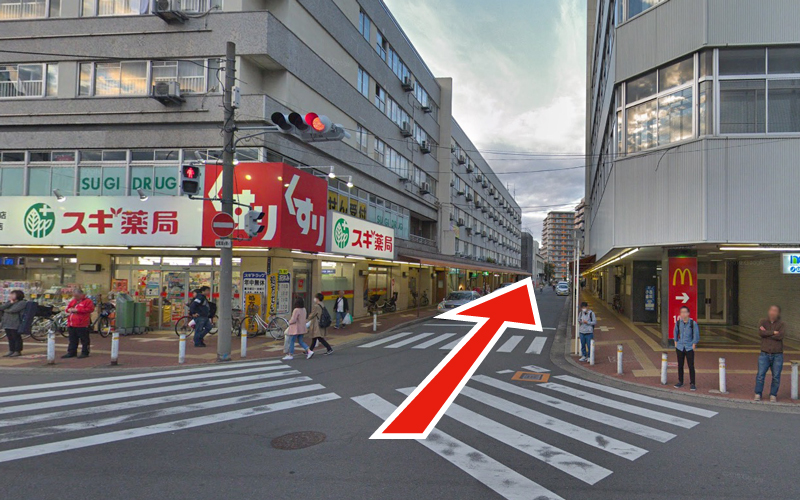 スギ薬局に向かって右の道を入ります。