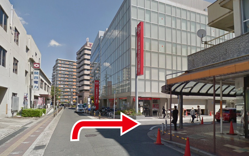 右手に「三菱東京UFJ銀行」が見えてきたら右折します。