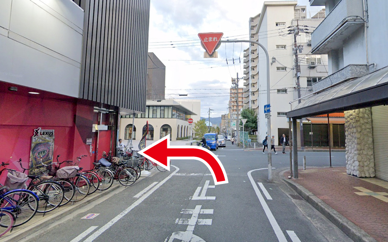 次の交差点を左折します。