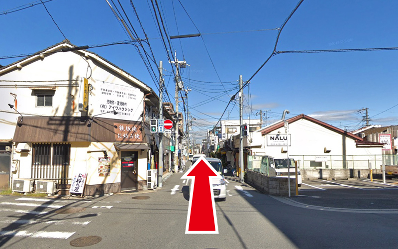 交差点を直進すると左手に鑑定店舗がございます。